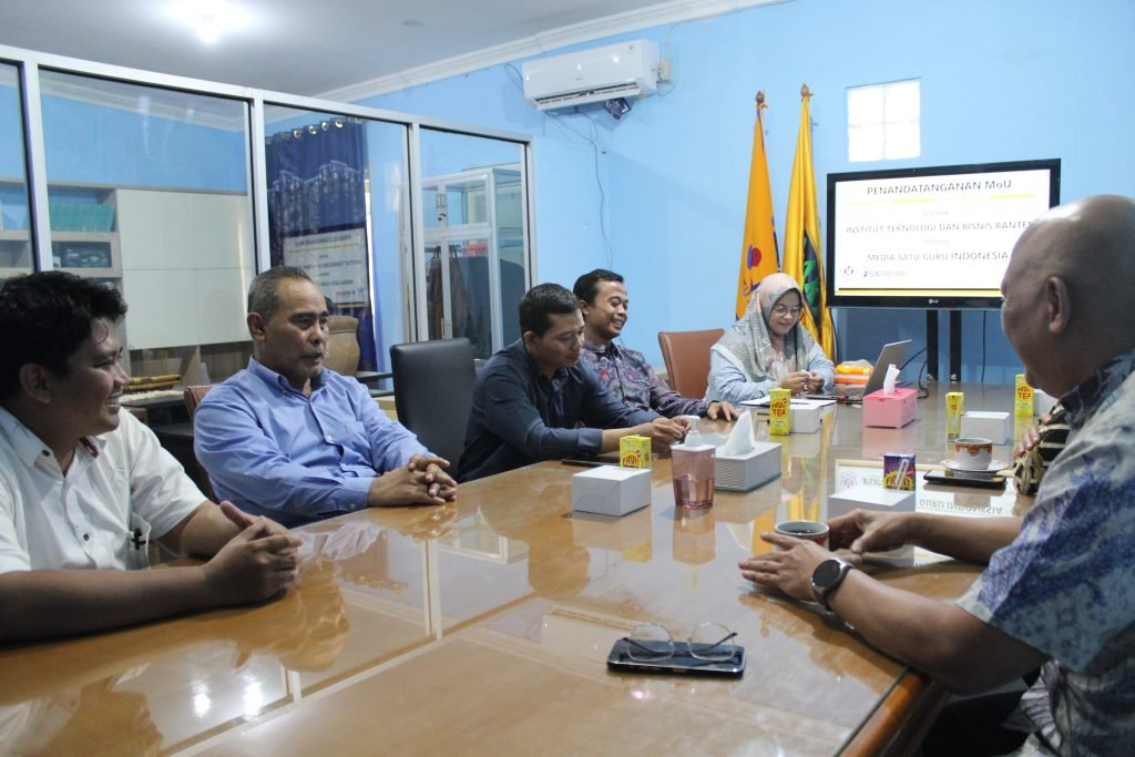 Penandatanganan MoU Institut Banten dengan Media Satuguru Indonesia